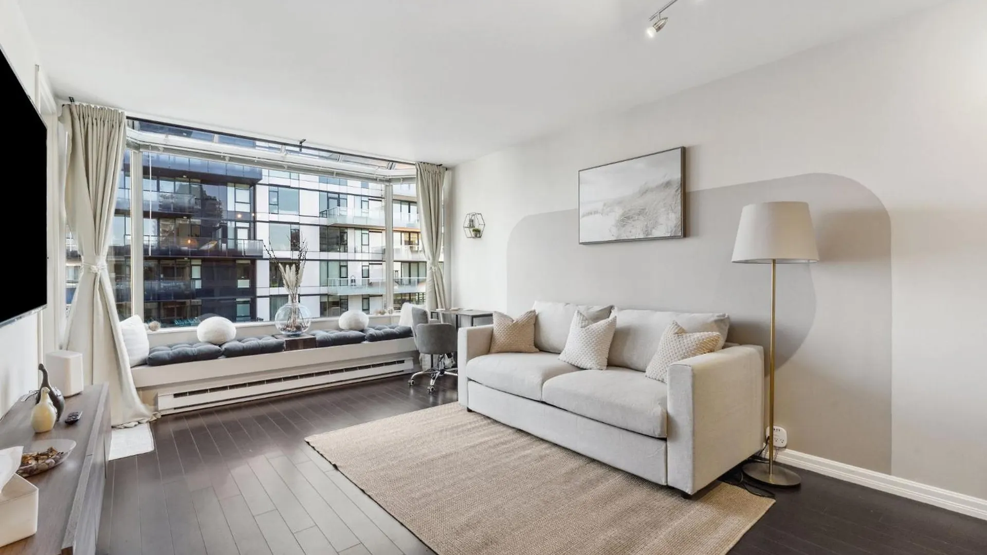 Dt Penthouse Free Parking Balcony 9Min To Beach 밴쿠버 캐나다